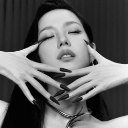 Исполнитель: JISOO